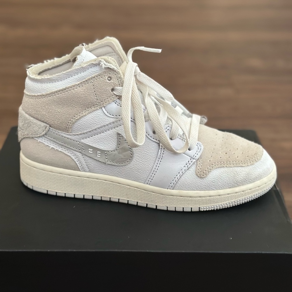 Nike Air Jordan 1 Mid SE Craft GS 'Inside Out - White  size 4Y